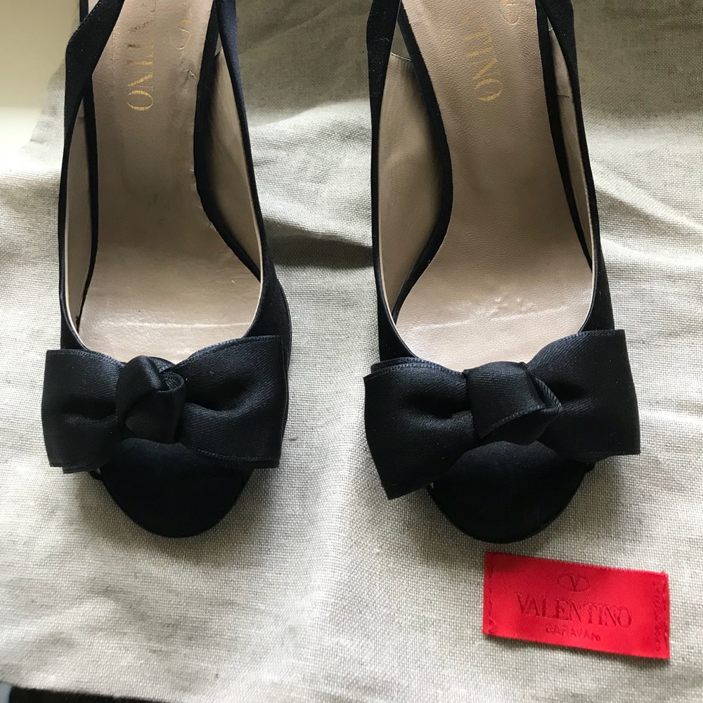 Gorgeous Valentino black satin open toe  sandals